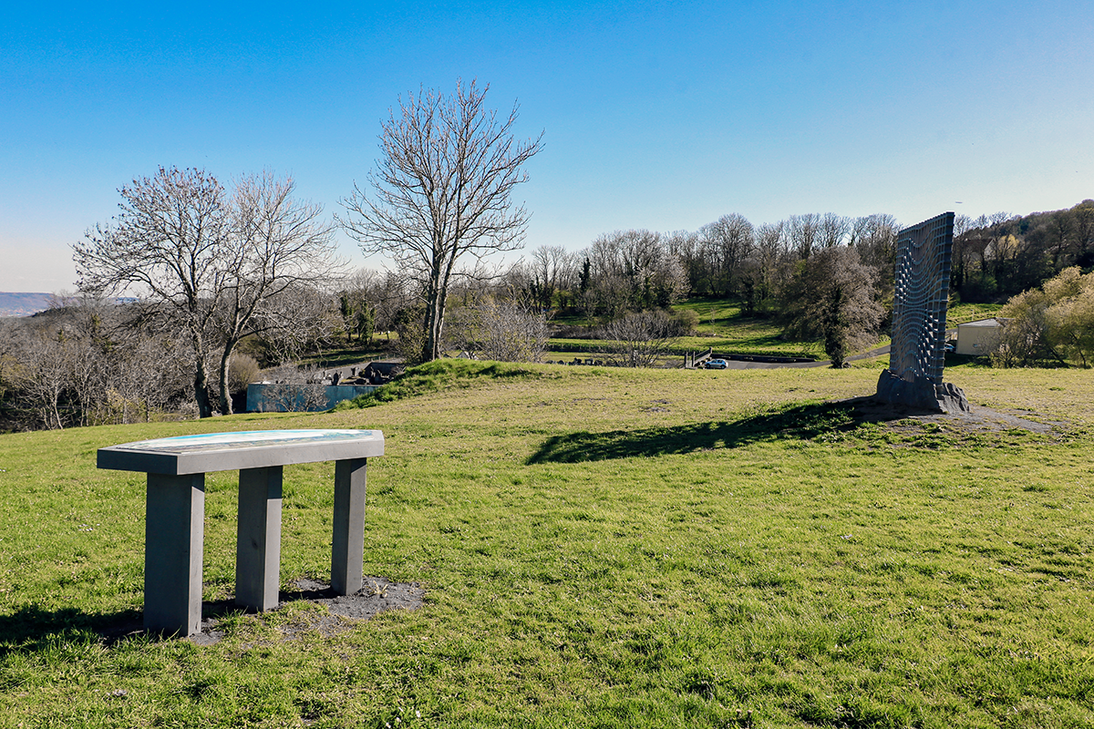 Une gigantesque toile taillée dans la roche s'élève face à la plaine de Limagne...