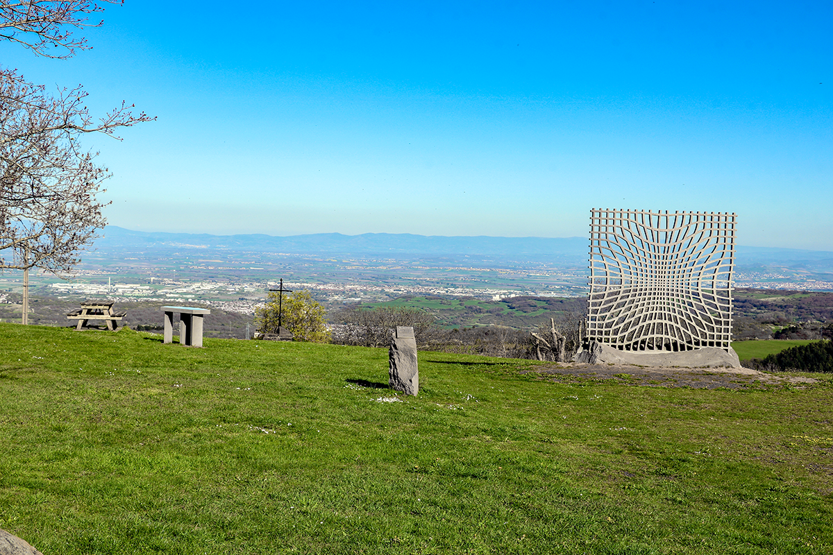 Jym ne demerite pas, son aqurelle en lave émaillé se dresse à côté de l'oeuvre