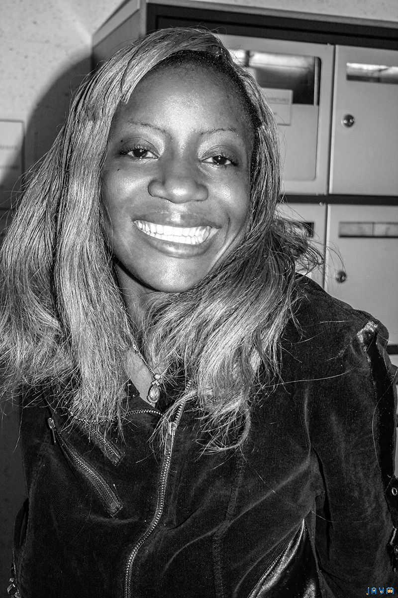 Shooting de Charlotte Femme noire au corps de rêve, au cul ferme et aux énormes seins lourds