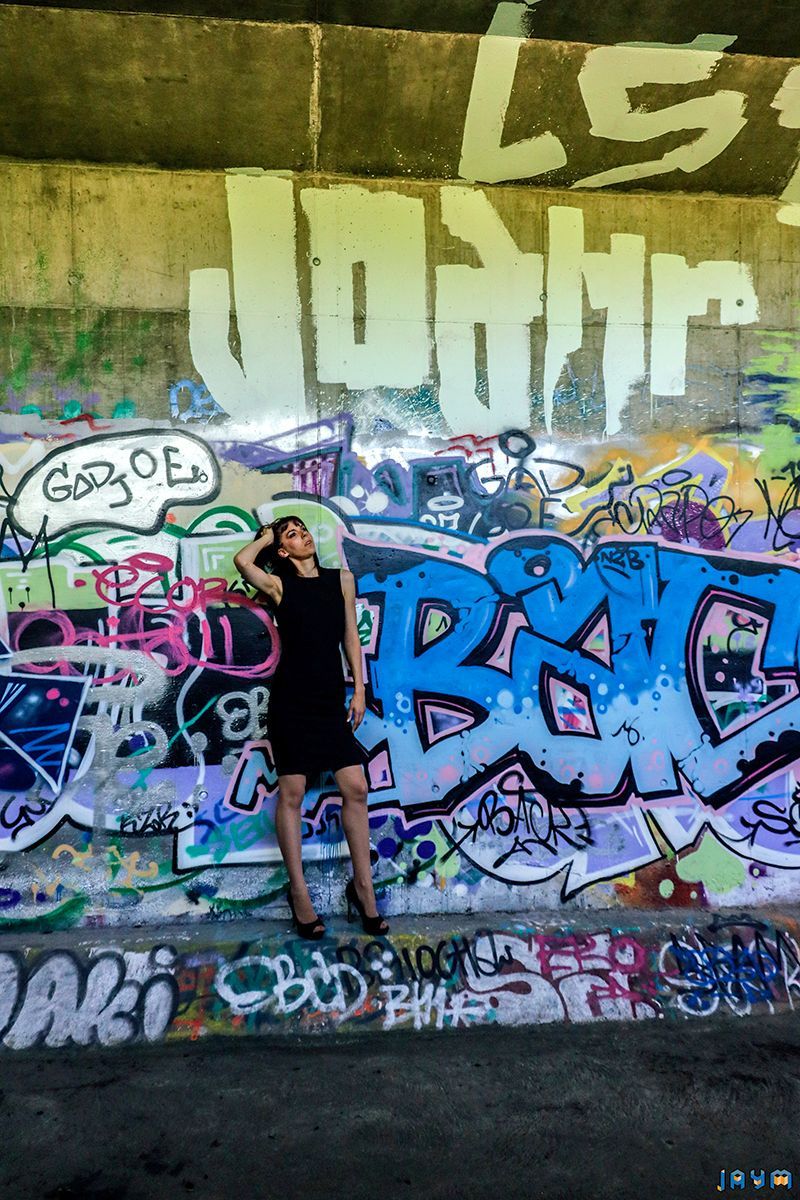 Une voix de crécelle