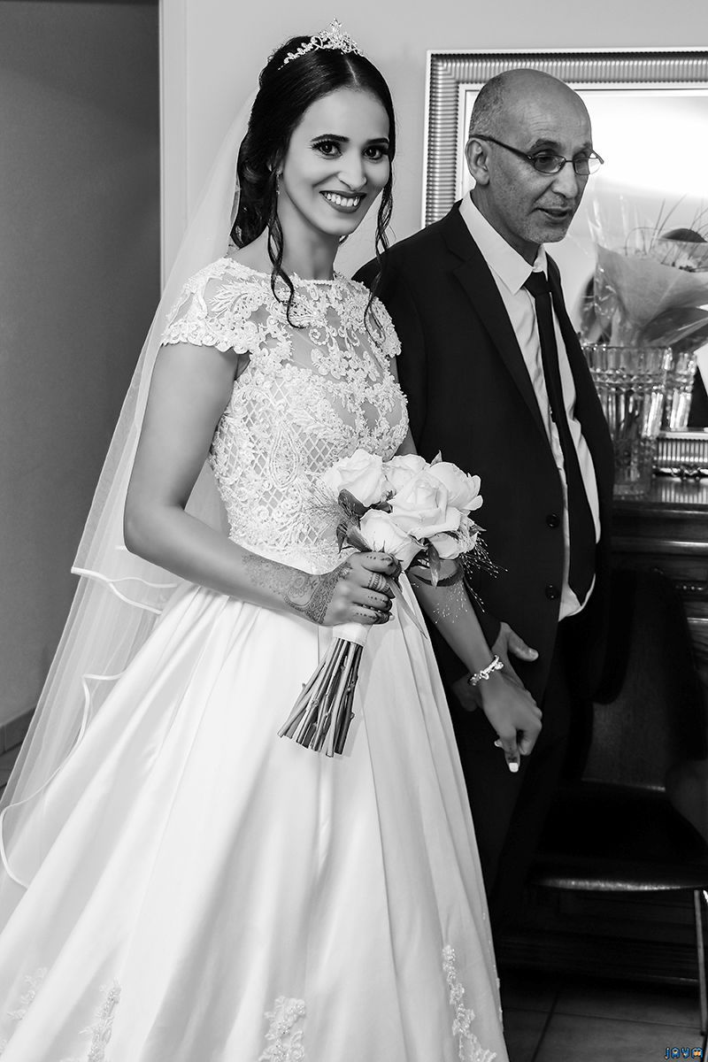 L'un des moments les plus émouvants de la journée : le père de la mariée aux côtés de sa fille, un instant de fierté et de tendresse partagé avant le début d'une nouvelle vie.