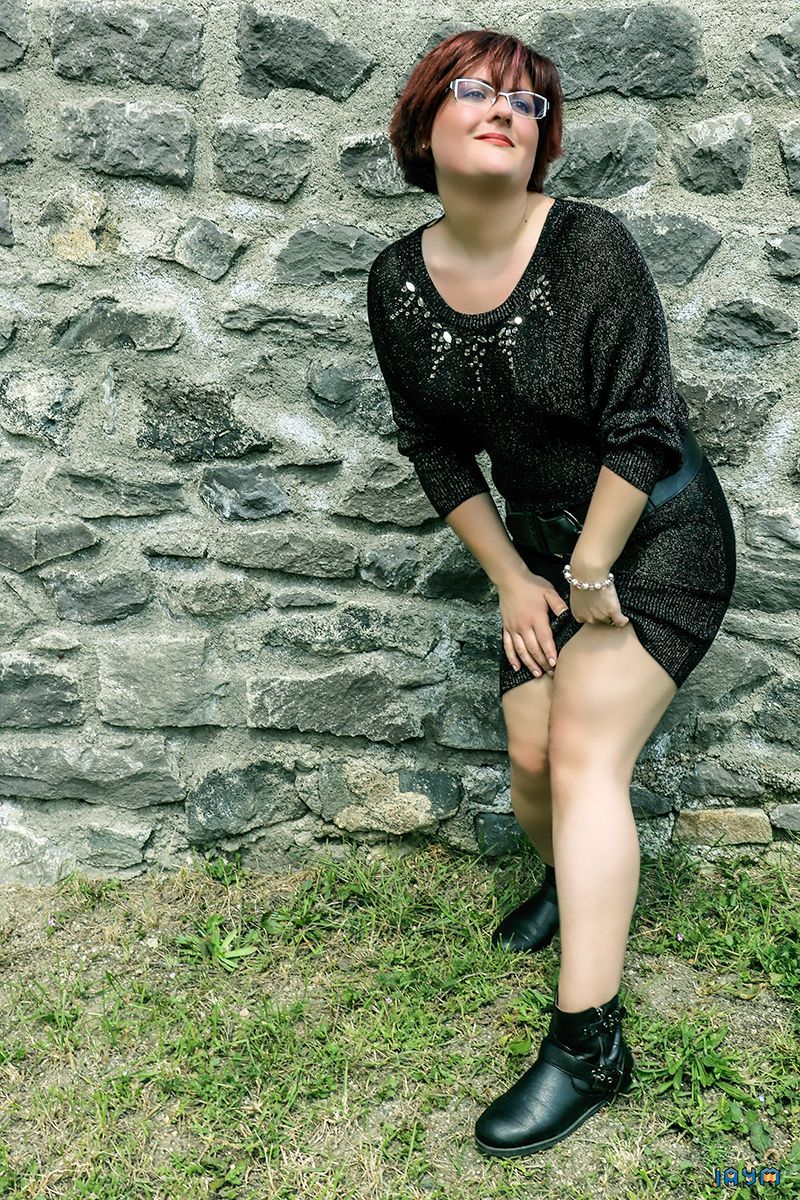 Shooting de Cindy Femme avec des seins généreux et une belle jambe