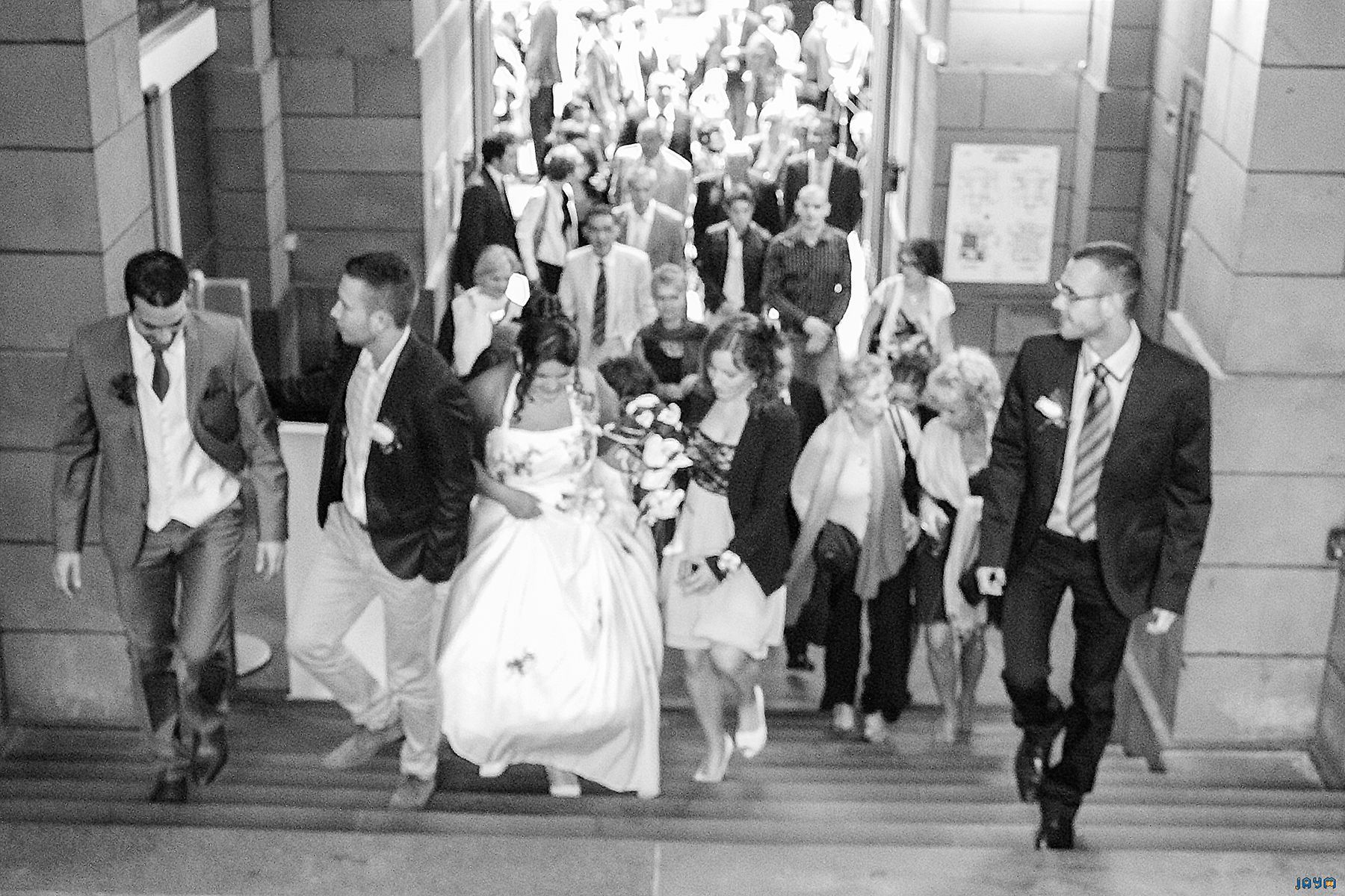 La lumière naturelle sublime les textures de la pierre de Volvic et le style des invités. Cette image illustre le raffinement d'un mariage en Auvergne, où chaque détail du décor participe à la magie de l'événement. Un angle de vue artistique pour un album de mariage haut de gamme.