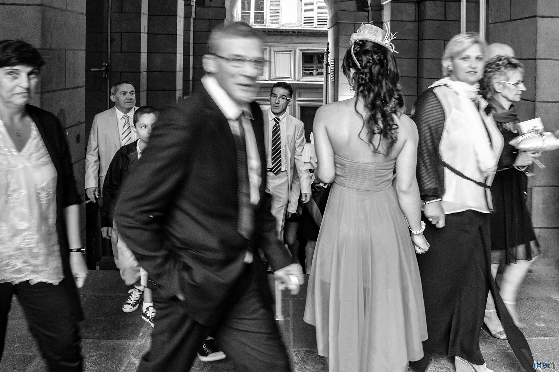 Le premier bain de foule en tant que mari et femme pour Clémentine et Nicolas. Sur le parvis, l'émotion est à son comble. Cette photo de sortie de mairie immortalise le bonheur partagé et le succès de cette célébration de mariage en Auvergne, concluant magnifiquement la partie officielle de la journée.