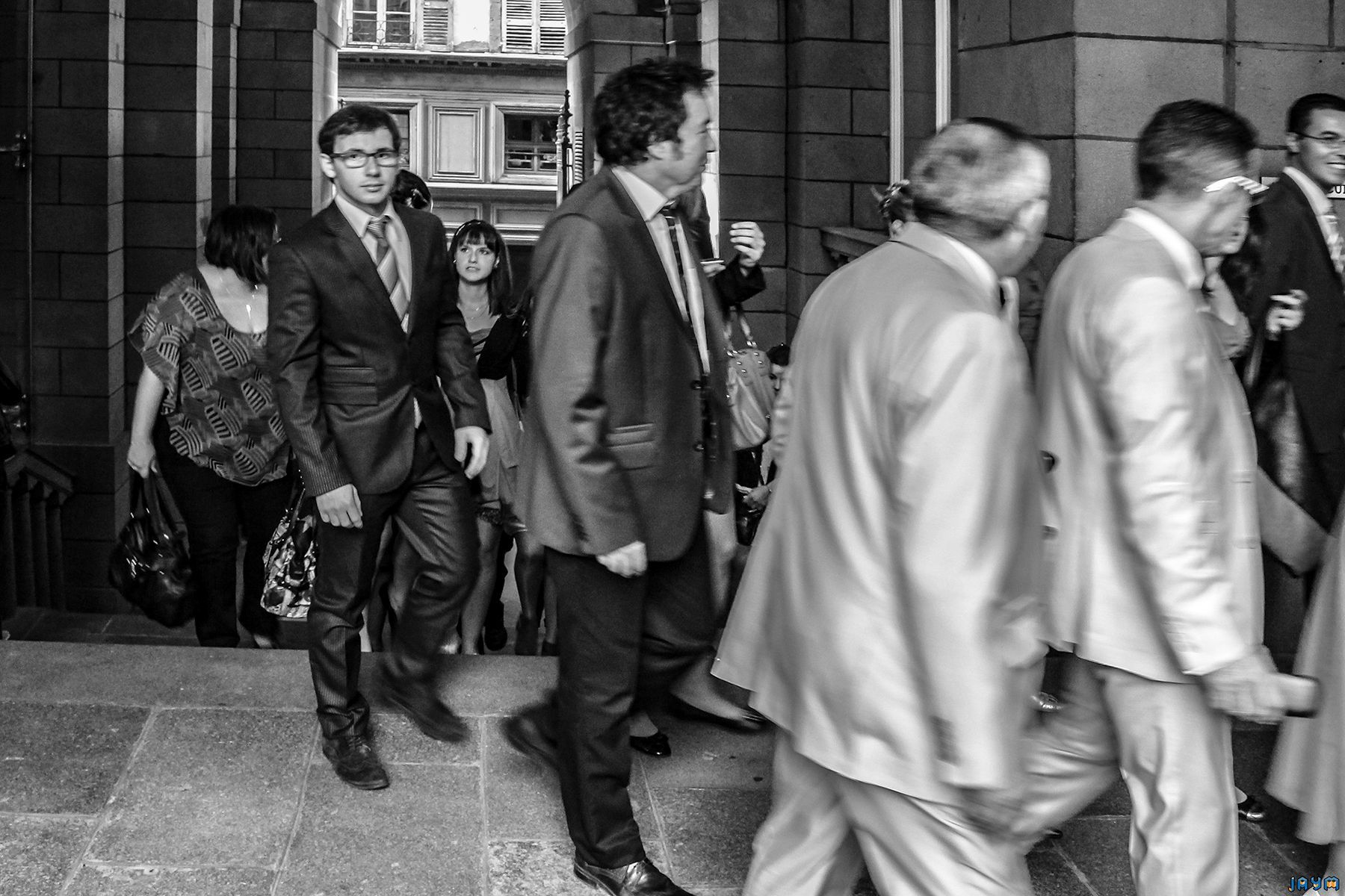 Le marié, Nicolas, partage un éclat de rire avec ses témoins et amis proches. Ce cliché sur le vif souligne la camaraderie et la légèreté de cette journée de mariage. Un moment clé d'un reportage photo événementiel réussi, capturant les liens forts et l'élégance masculine lors d'un grand événement à Clermont-Ferrand.