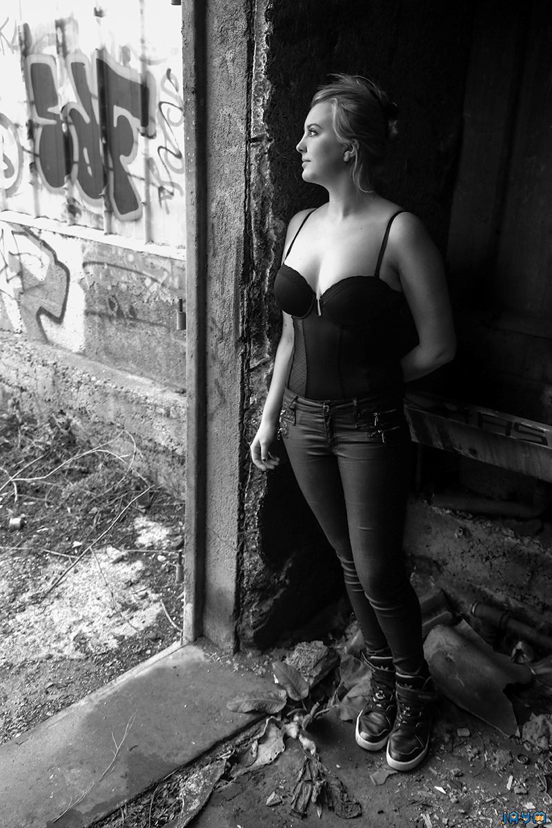 Belle blonde montre son décolleté plongeant