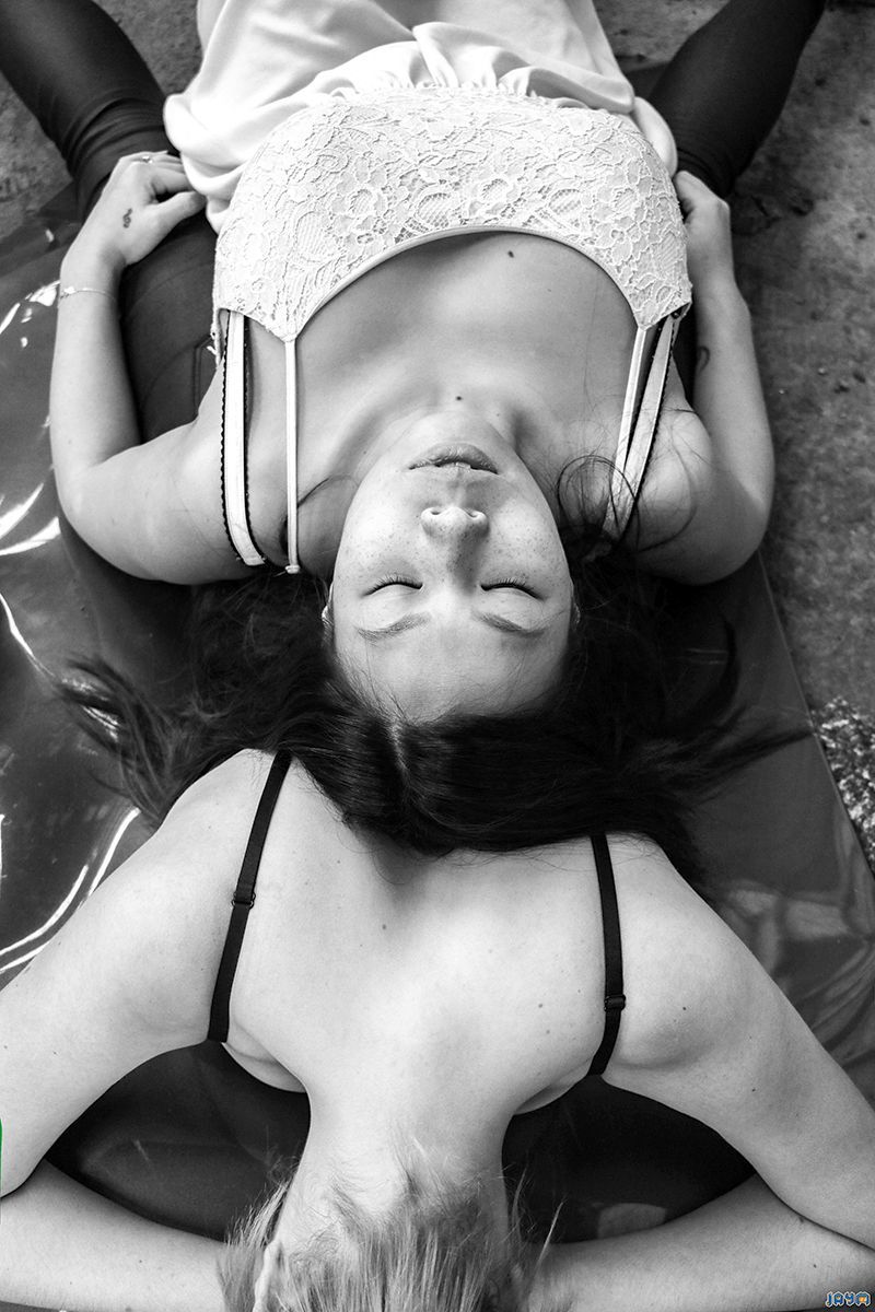 Séance de zénitude entre deux femmes