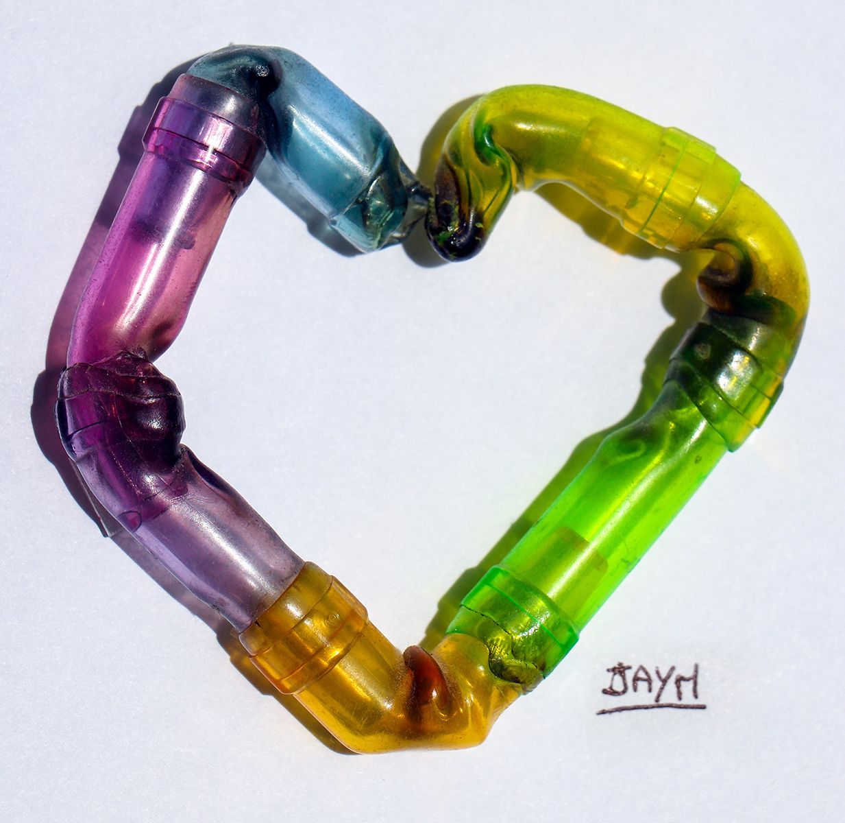 Faire fondre du plastique.