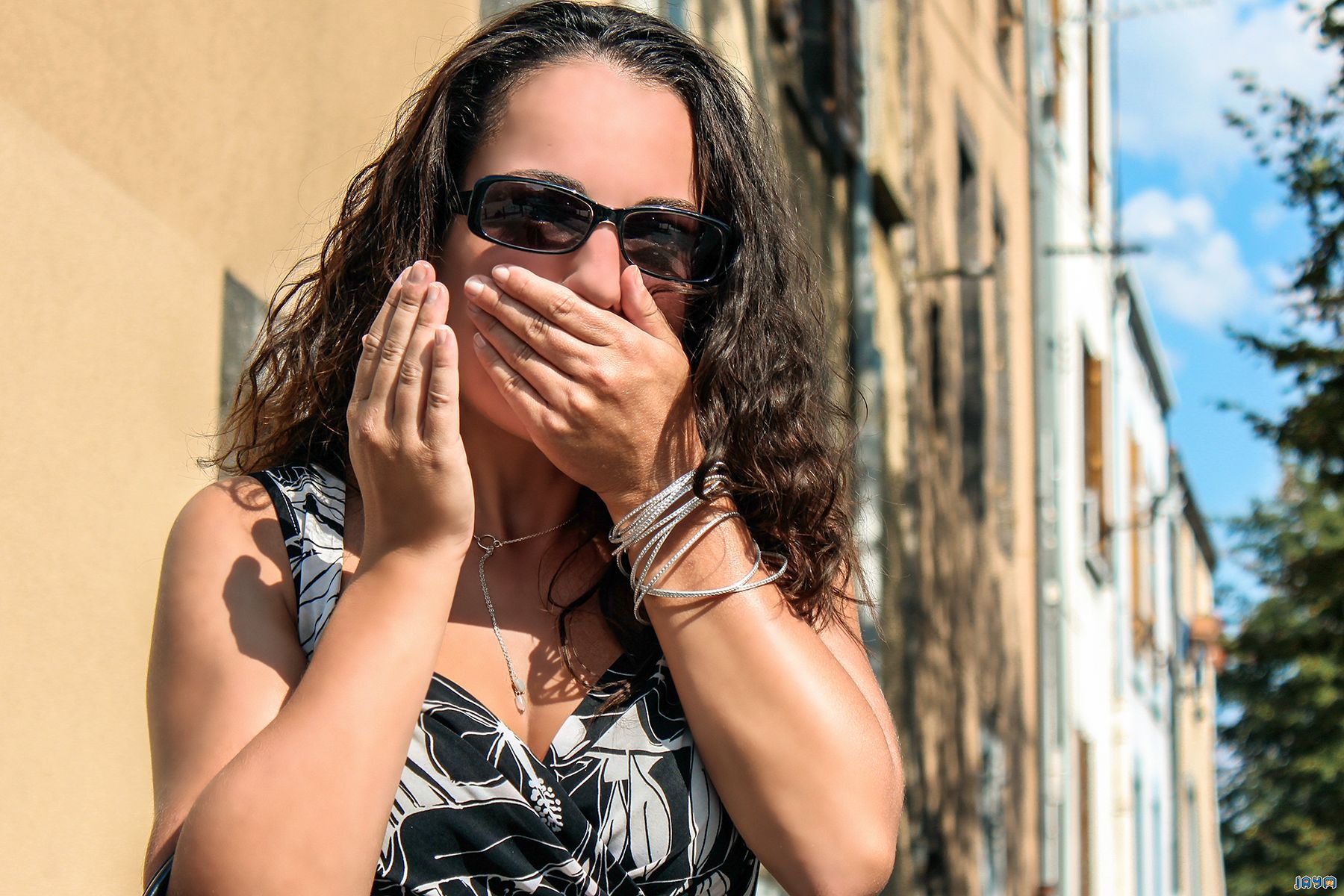 Shooting de Delphine Elle traverse une rue et se fait percuter par un jeune homme qui cours