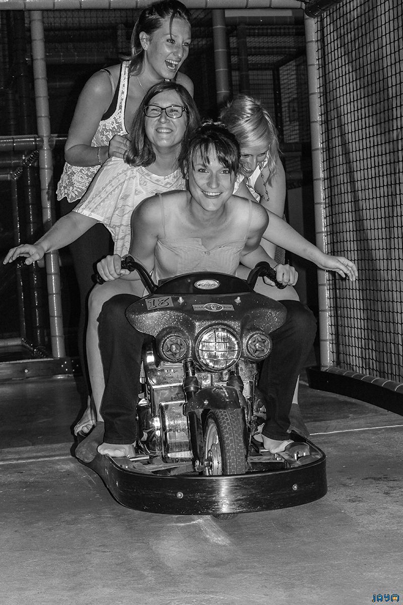 4 femmes jouent sur une moto de police américaine