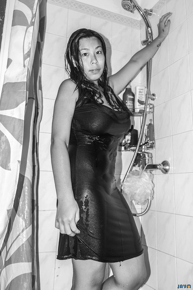 Femme asiatique toute humide