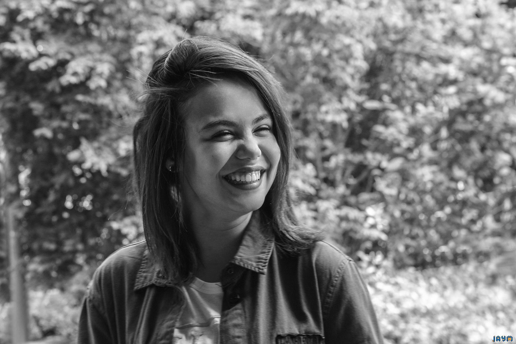 Adolescente à la dentition parfaite et au rire communicatif