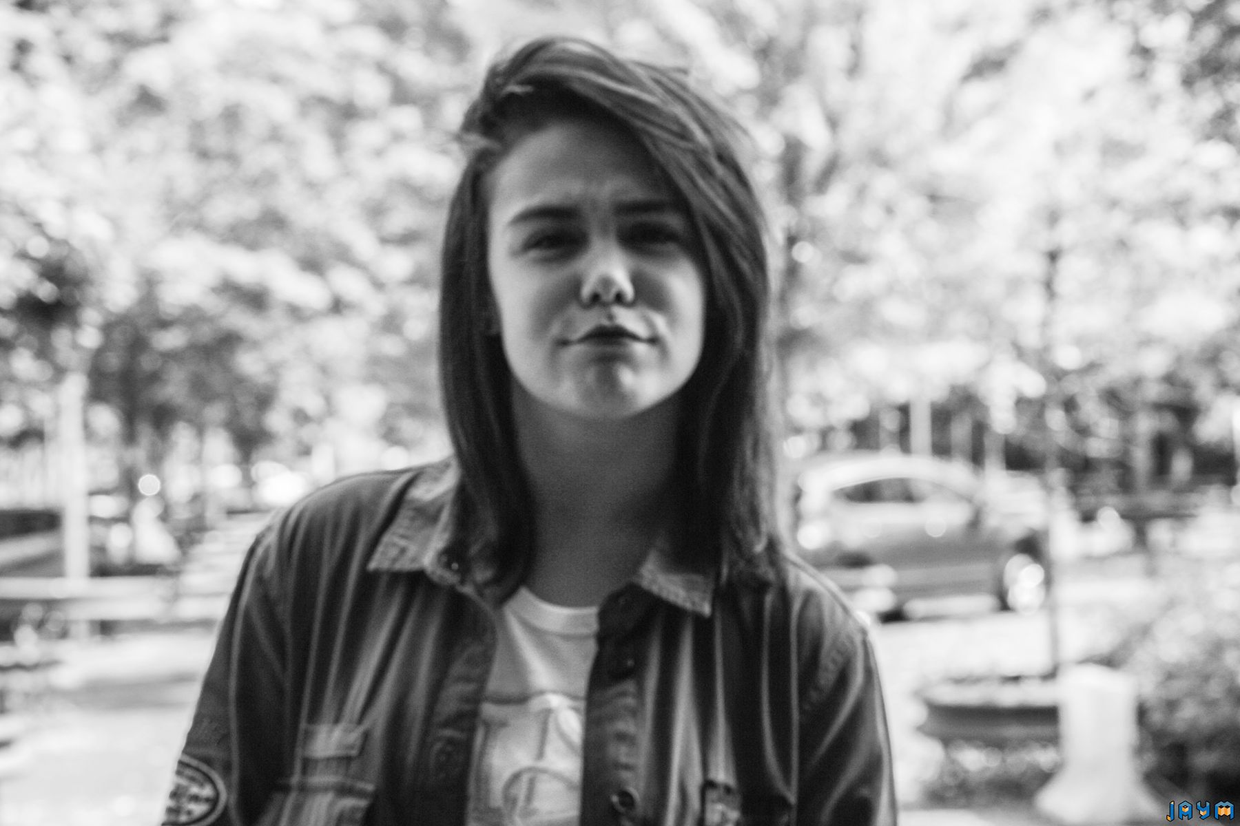 Photo d'une adolescente floue