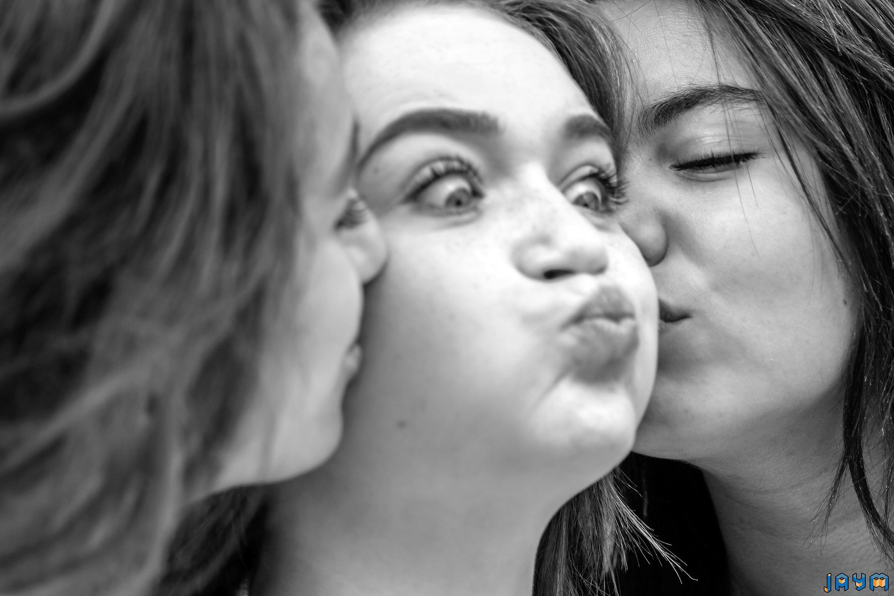 Souffler sur les joues d'une fille pour la gonfler