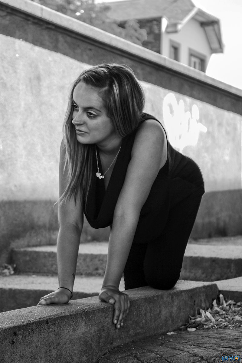 Femme à 4 pattes sur un muret