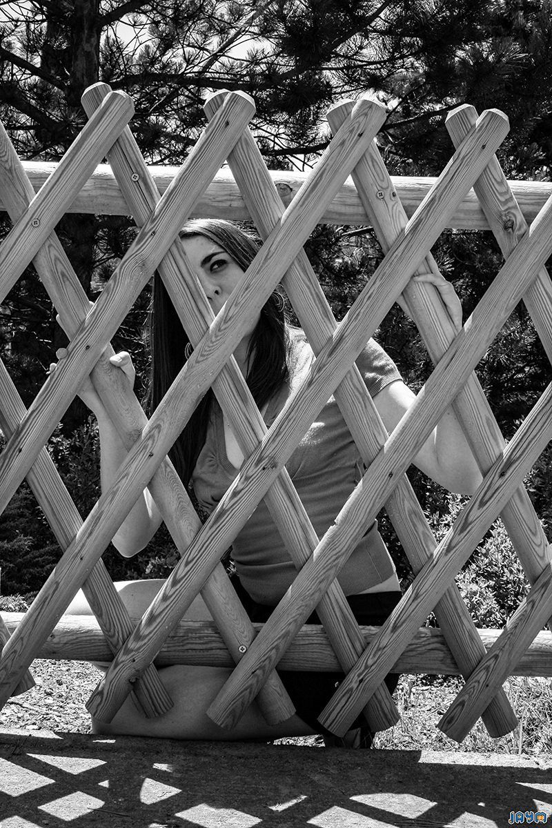 À travers un tressage bois sexy
