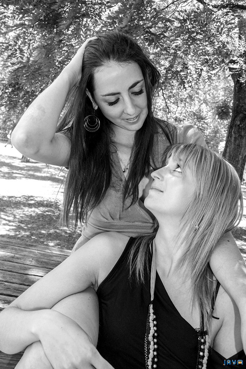 Deux femmes sexy se regardent