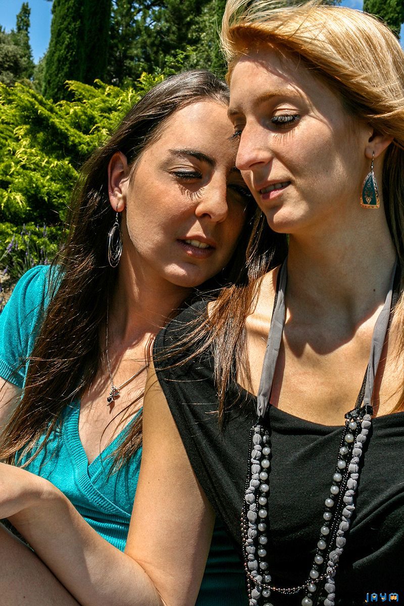 Une blonde et une brune blotties