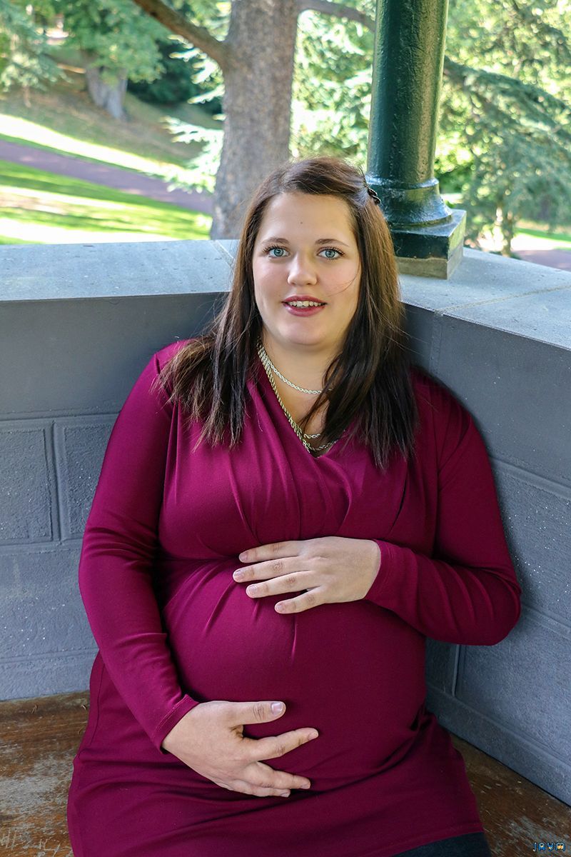 Une maman enceinte aux seins remplis de lait