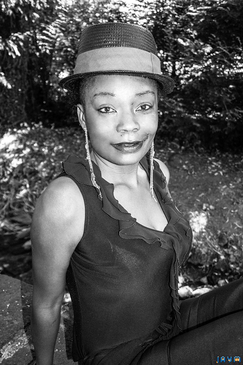 Une black sourit de plaisir