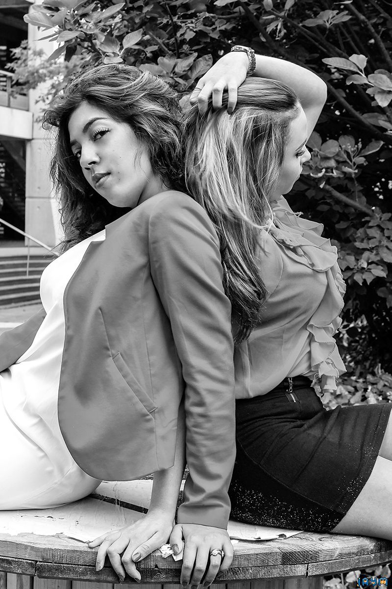 Deux jeunes femmes dos à dos