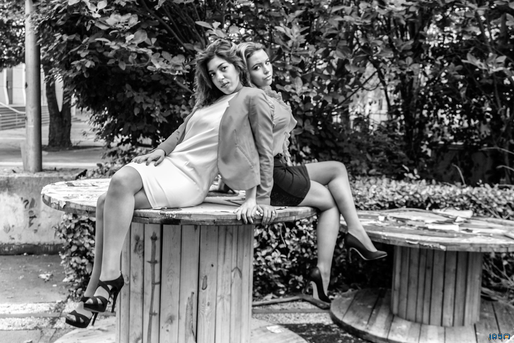 Deux femmes assises sur un touret en bois