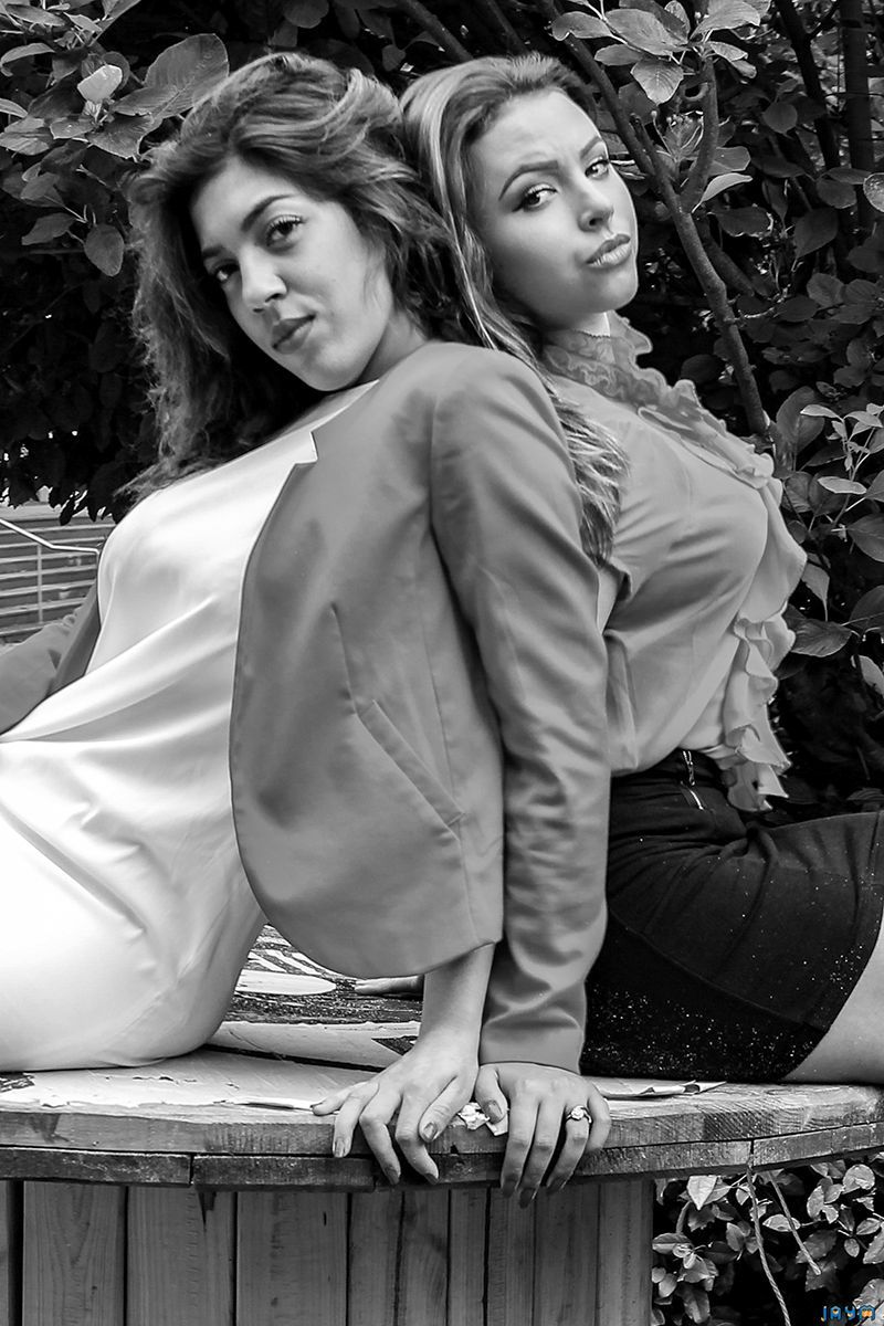 Shooting d'Eva et Wafa Les meilleures amies sexys regardent les hommes qui les désirent