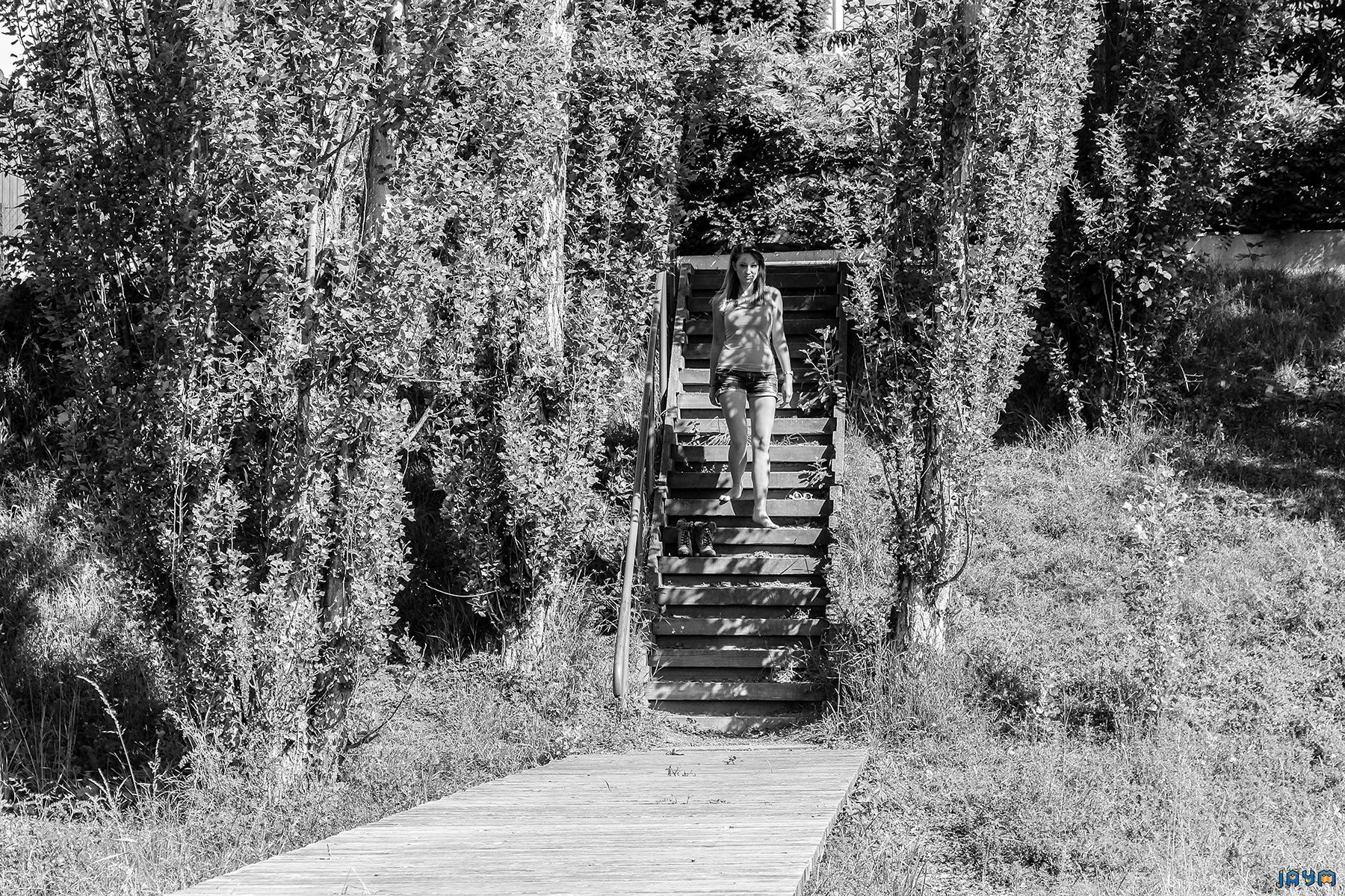 Une femme descend un escalier en bois
