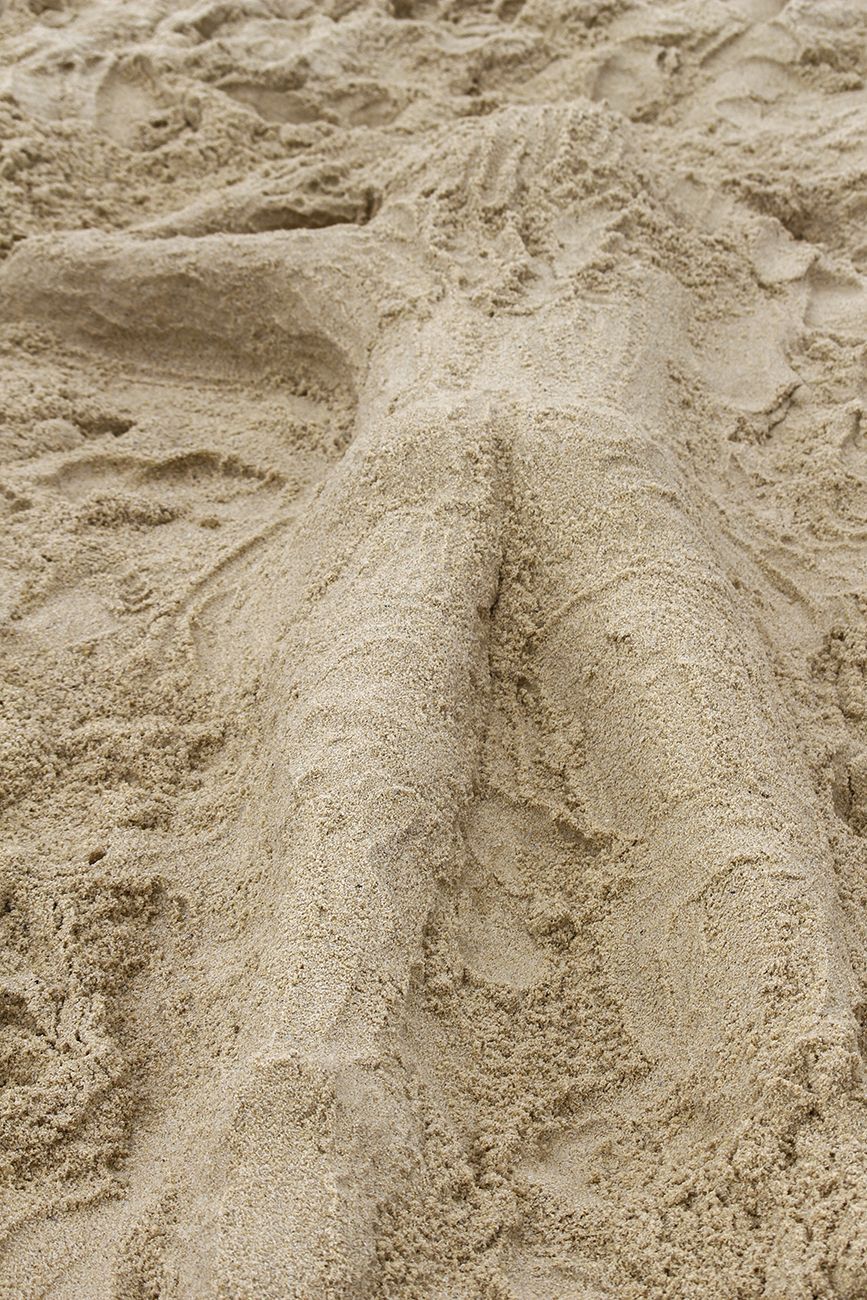 Du sable sur le vagin d'une femme