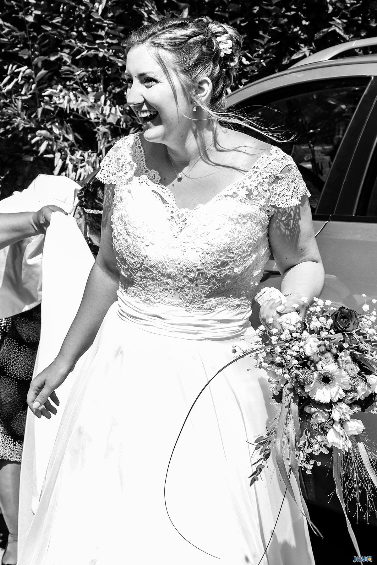 Le jour du bonheur, sourire aux lèvres, elle avance vers l'hôtel pour dire oui.