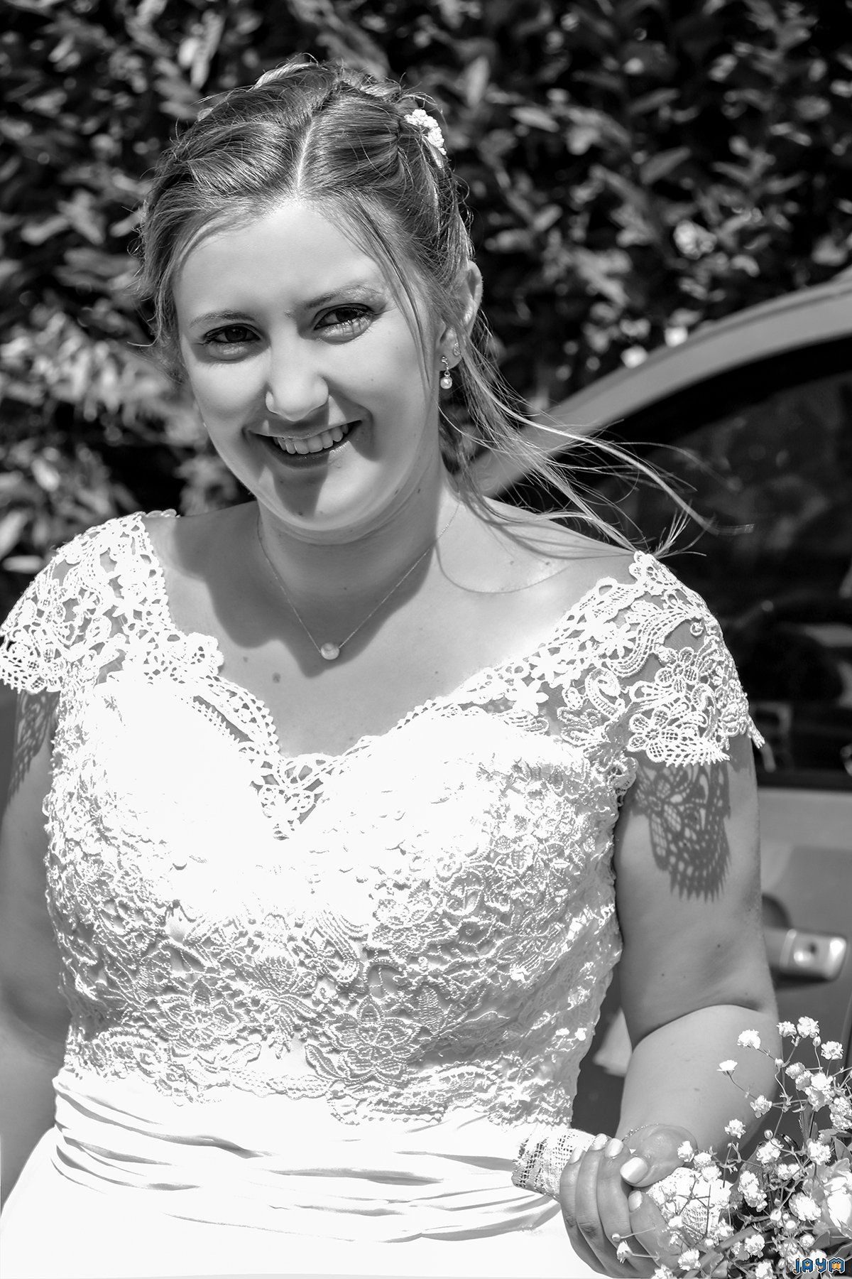 La mariée heureuse de se marier avec Laurent son beau futur mari.