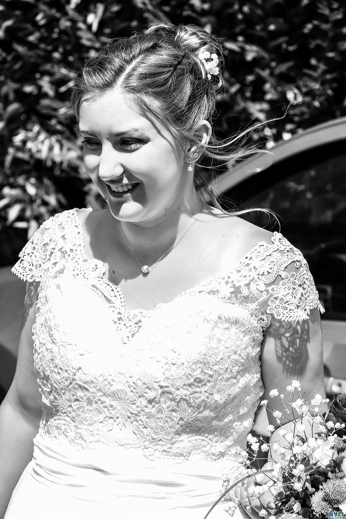 Dans la lumière du soleil en ce jour ensoleillé de mariage.