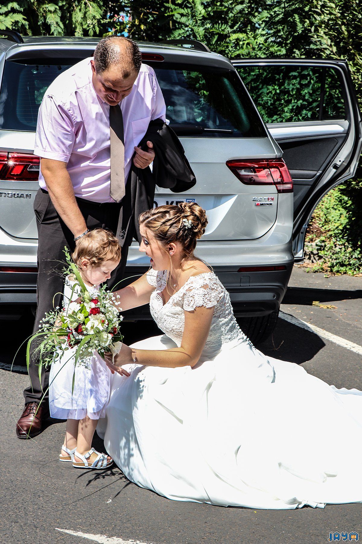 La fille de la mariée aussi belle que maman.