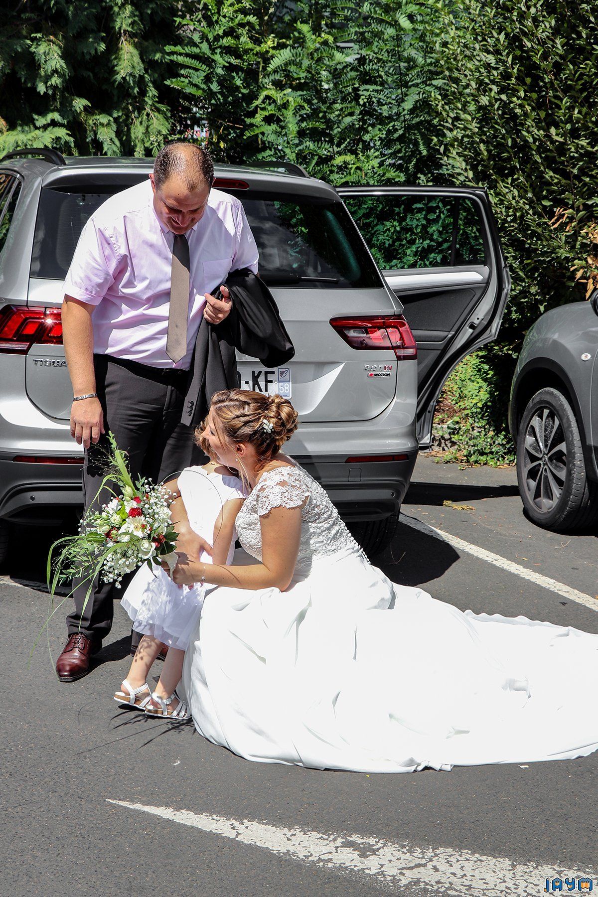 Gros calin mère fille sur le parking de la mairie de Vichy (03)