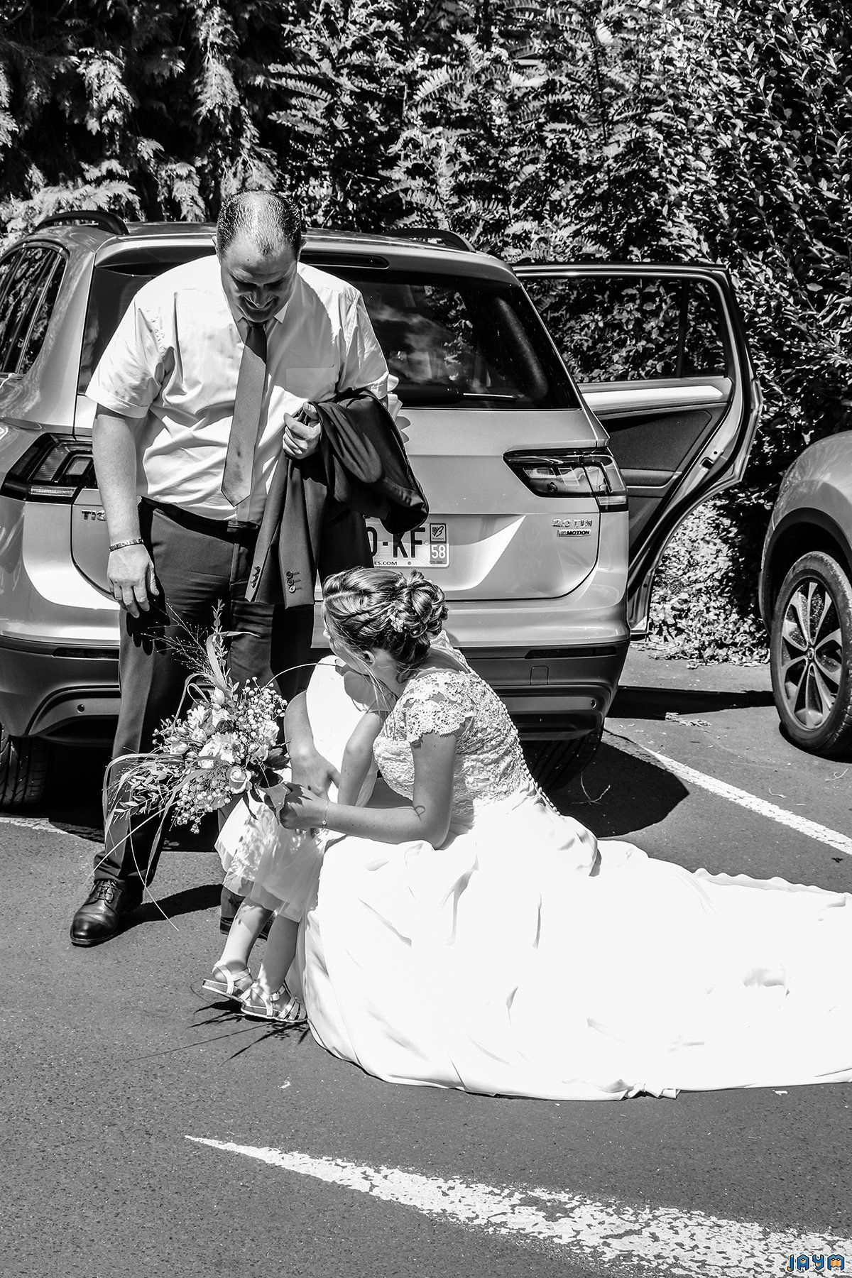 Gros calin mère fille noir & blanc le jour du mariage de maman et papa.