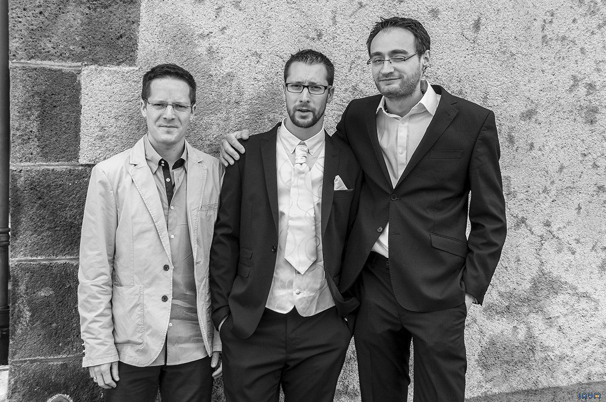 Le frère du marié à gauche et le témoin à droite, un trio de choc.