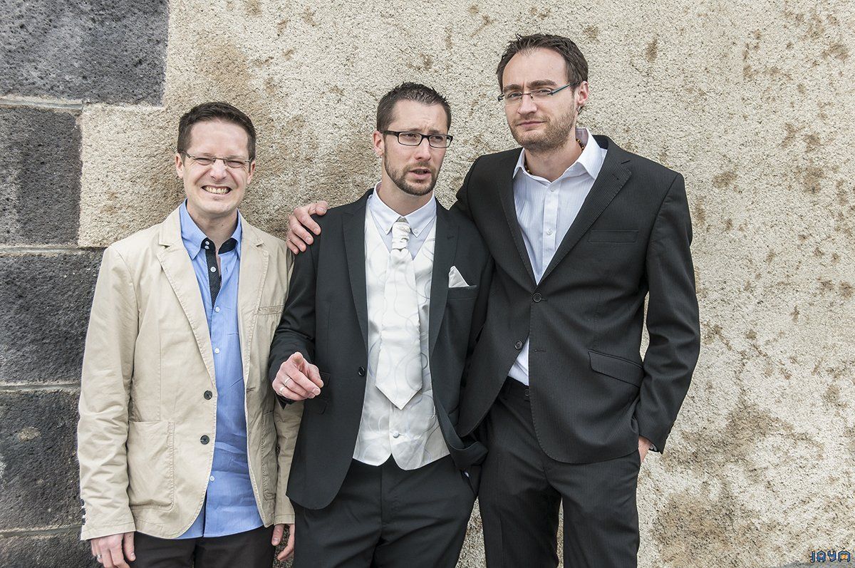 Tenues incorrect pour le frère du marié et son meilleur ami témoin.