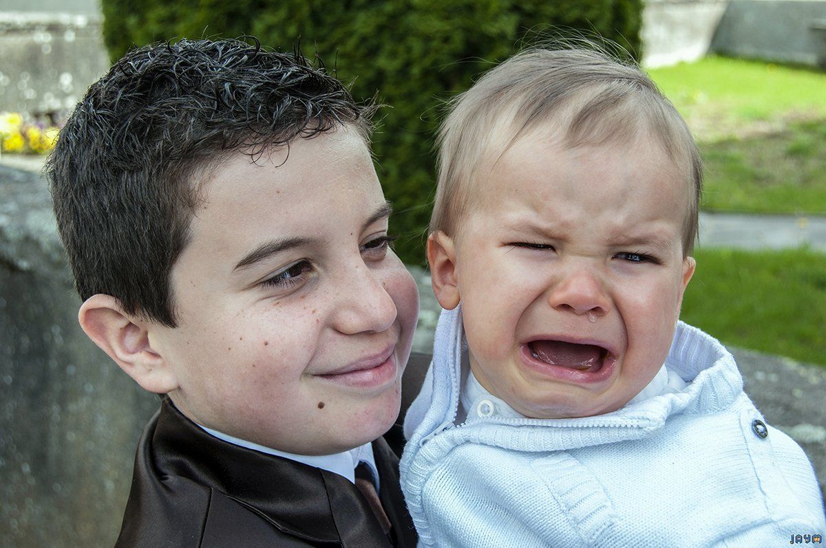 Demis frères mais lien fraternel très fort.
