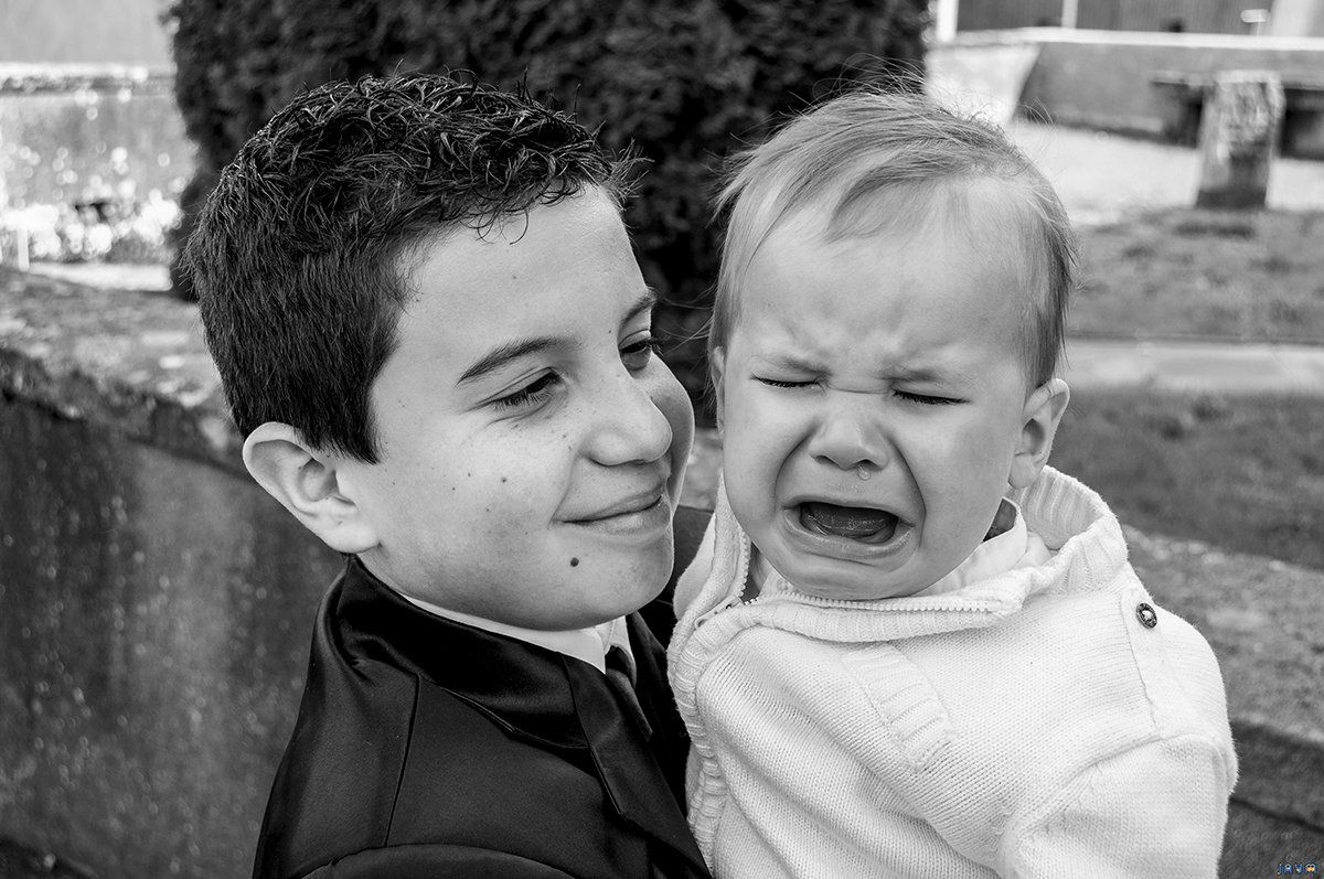 Le grand frère essaie de calmer bébé.