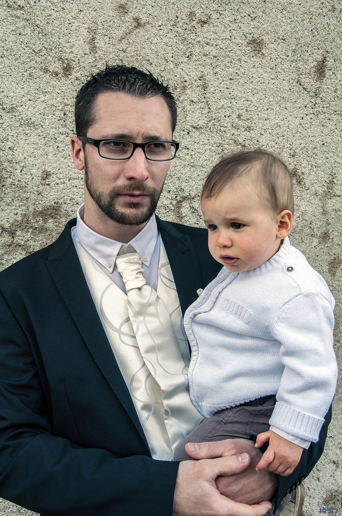 Père et fils devant la mairie d'orcines (63)