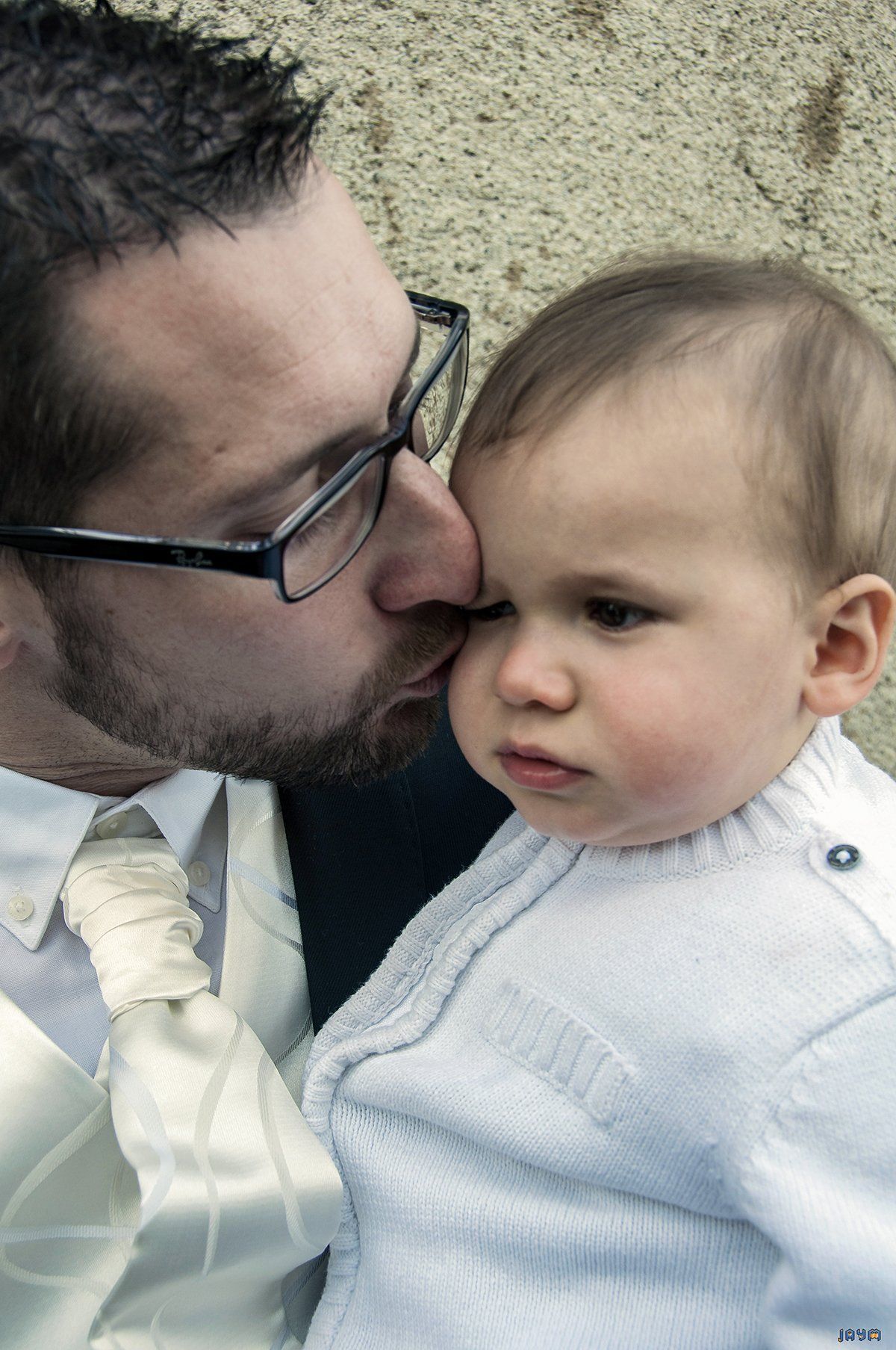 Tendresse du marié pour son plus jeune fils.