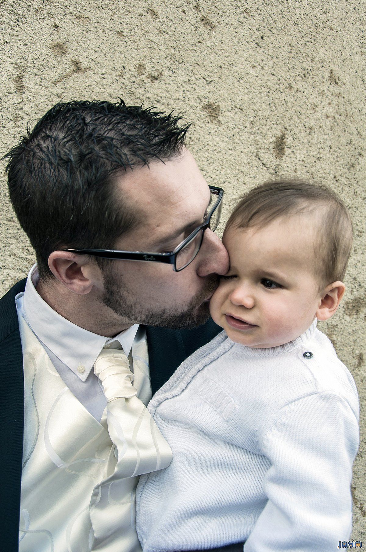 Tendre baisé sur la joue de son bébé.