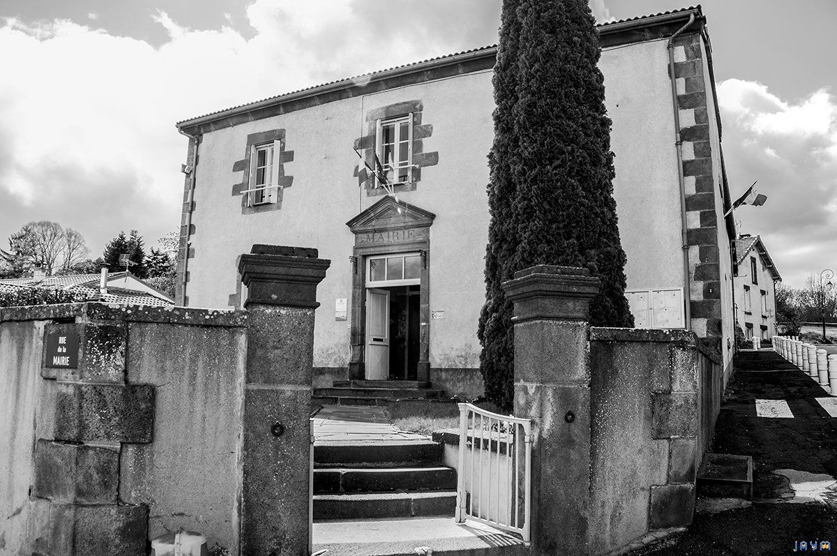 L'entrée de la facade principal de la mairie d'Orcines (63)
