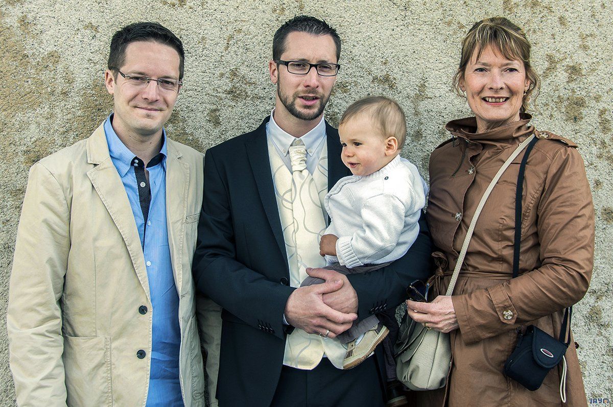 Photo devant la mairie du marié et son plus jeune fils au coté de son frère et sa mère.