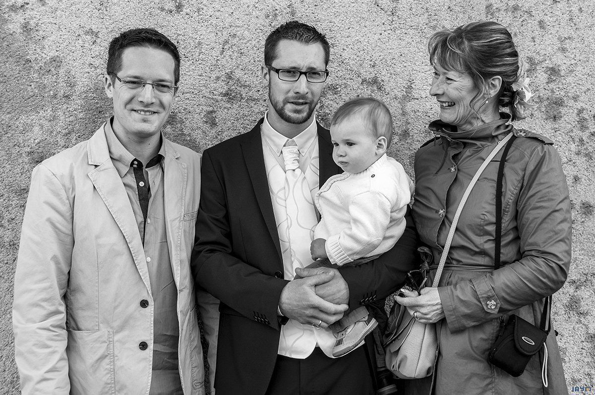 Le marié, sa mère, son frère et son bébé dans les bras deavnt la mairie d'orcines (63)