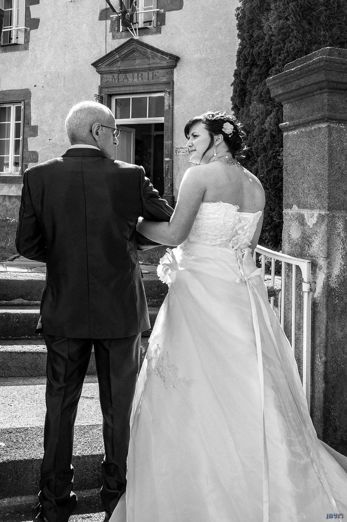 Souvenir en noir et blanc de l'arrivé de la mariée au bras e son père à la mairie d'orcines (63)
