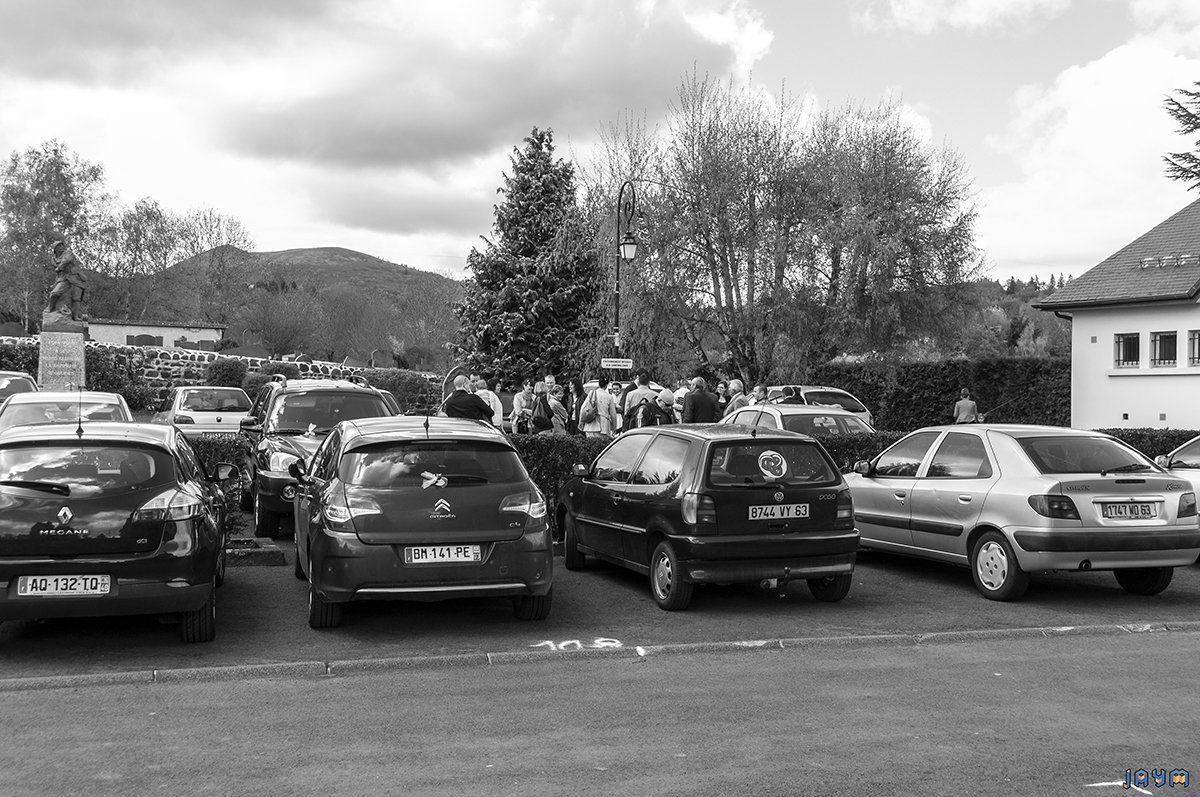 Les invités attendent sur le parking les arrivées des mariés.