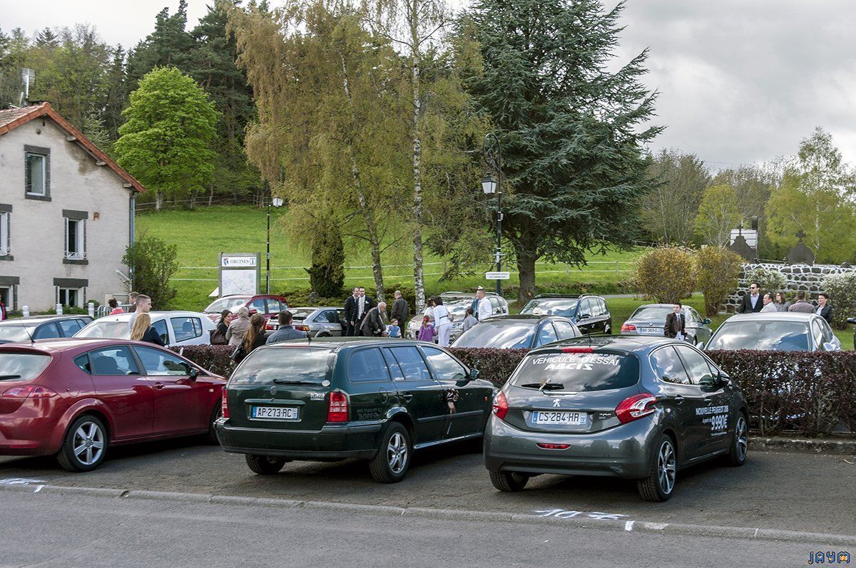 L'arrivée de Jérémie le marié sur le parking de la mairie d'Orcines dans le Puy-de-Dôme.