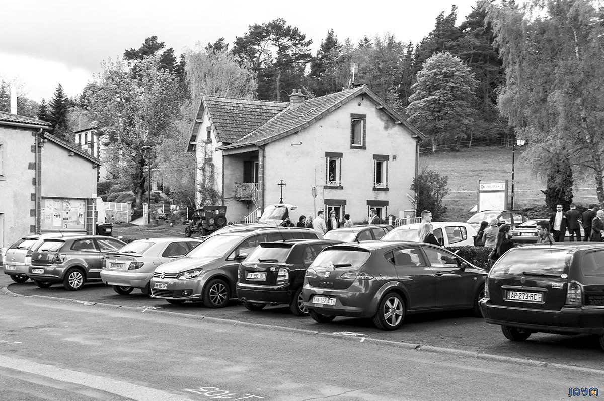 Alignement des voitures des invités sur le parking de la mairie d'Orcines (63)