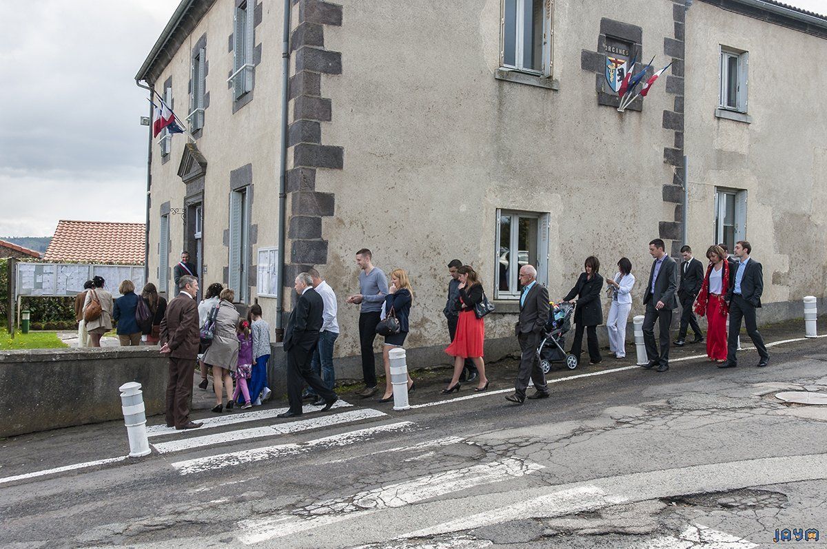 Le maire d'Orcines accueille fièrement les invités du mariage.